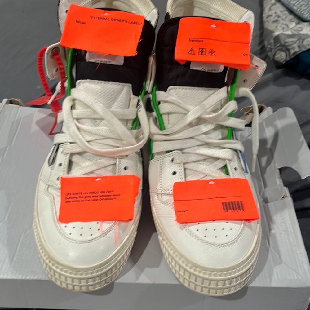 Women off-white